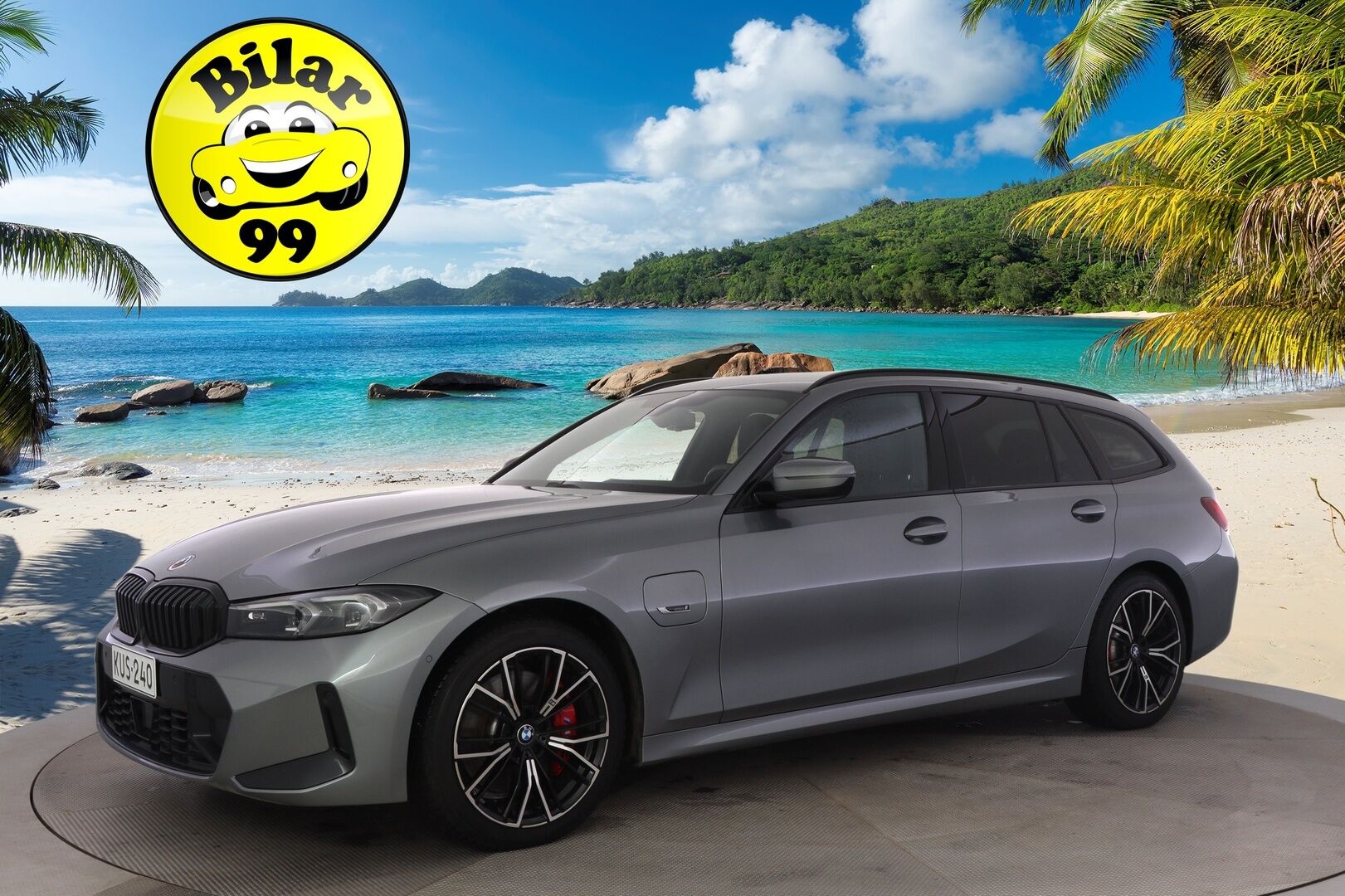 BMW 330 2023 G21 xDrive A Charged Edition M-Sport Pro *ACC / HUD / Adapt.LED / H&K / P.kamera / Sporttipenkit / Facelift / Koukku* - Kahdet renkaat aluvanteilla / Merkkihuollettu / Akku kuntotarkastettu SOH 93,6% 