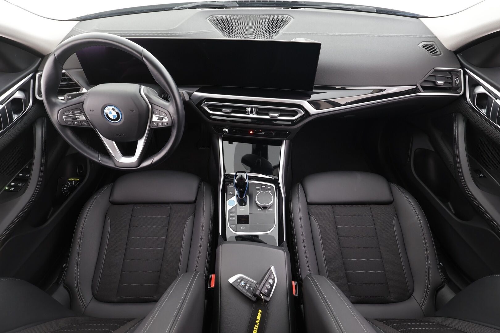 BMW i4 2023 eDrive40 * ACC / P.kamera / Sporttipenkit / LED / Navi / Sähköluukku / Puolinahat * - 1.Om Suomi-auto / Akku kuntotarkastettu SoH 96,6% / Kahdet renkaat aluvanteilla