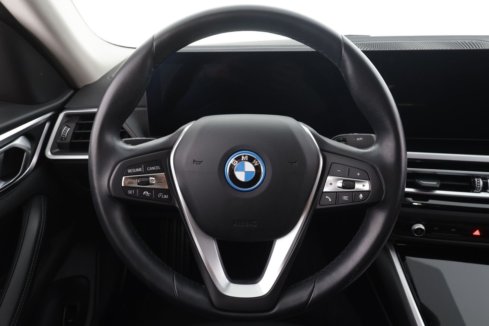 BMW i4 2023 eDrive40 * ACC / P.kamera / Sporttipenkit / LED / Navi / Sähköluukku / Puolinahat * - 1.Om Suomi-auto / Akku kuntotarkastettu SoH 96,6% / Kahdet renkaat aluvanteilla