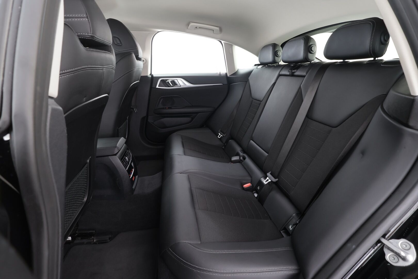 BMW i4 2023 eDrive40 * ACC / P.kamera / Sporttipenkit / LED / Navi / Sähköluukku / Puolinahat * - 1.Om Suomi-auto / Akku kuntotarkastettu SoH 96,6% / Kahdet renkaat aluvanteilla