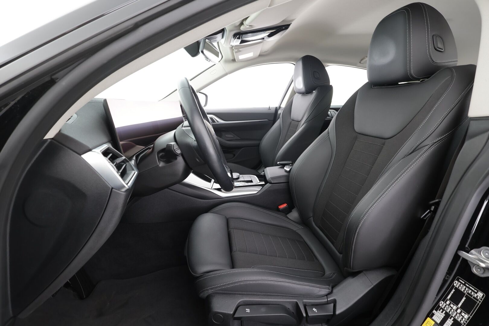 BMW i4 2023 eDrive40 * ACC / P.kamera / Sporttipenkit / LED / Navi / Sähköluukku / Puolinahat * - 1.Om Suomi-auto / Akku kuntotarkastettu SoH 96,6% / Kahdet renkaat aluvanteilla