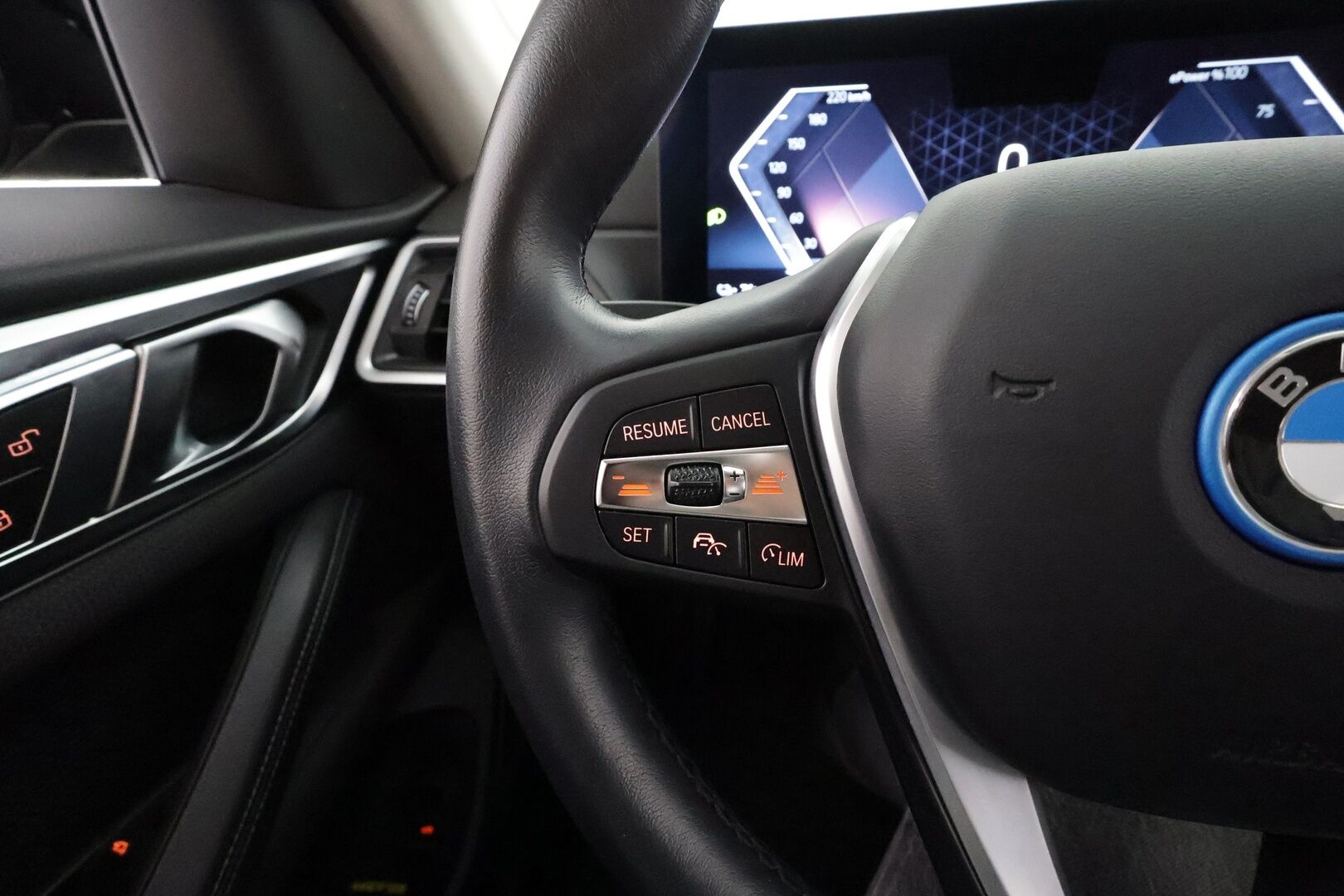 BMW i4 2023 eDrive40 * ACC / P.kamera / Sporttipenkit / LED / Navi / Sähköluukku / Puolinahat * - 1.Om Suomi-auto / Akku kuntotarkastettu SoH 96,6% / Kahdet renkaat aluvanteilla