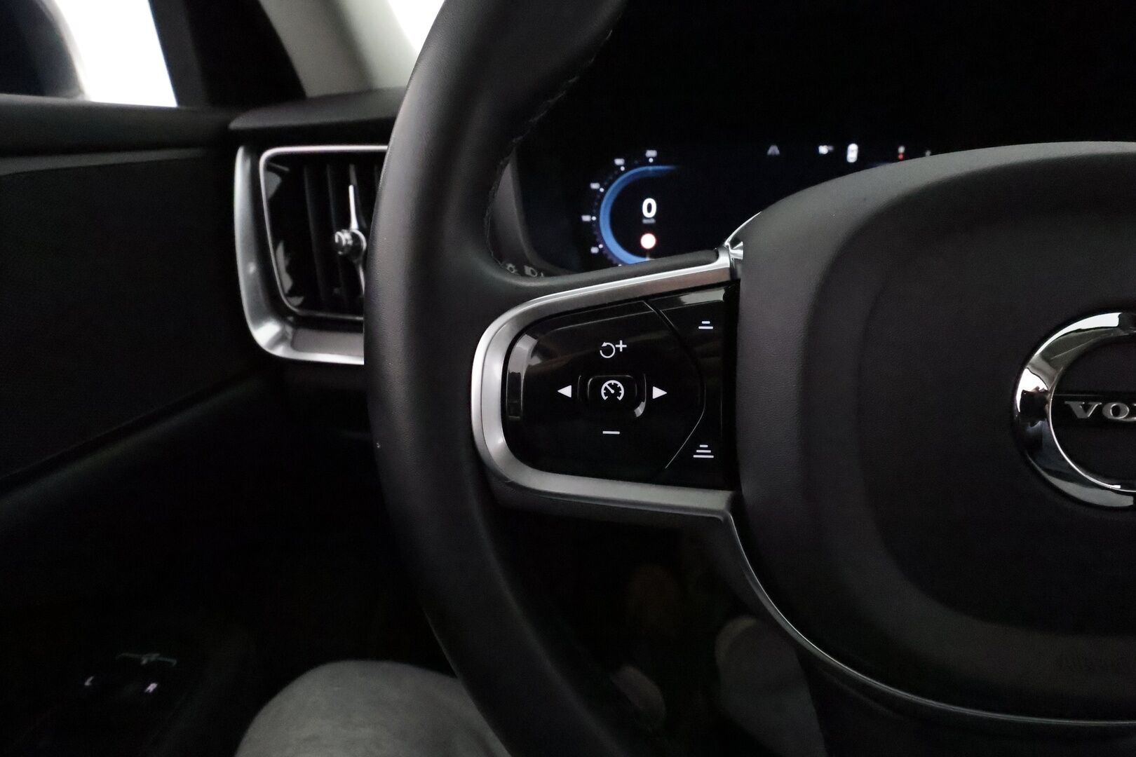 Volvo V60 2023 B3 MHEV Business Plus Bright DCT **Webasto / Koukku / ACC / Full-LED / P.Kamera / Sporttinahat Muistilla / Navi** - 1-om Suomi-auto / Kahdet Renkaat / Merkkihuollettu!