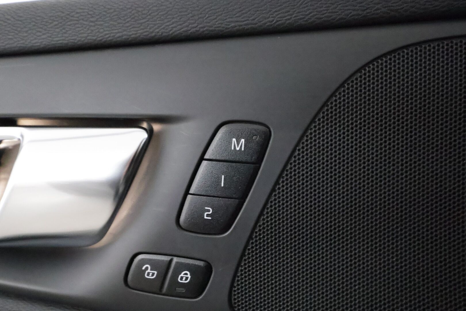 Volvo V60 2023 B3 MHEV Business Plus Bright DCT **Webasto / Koukku / ACC / Full-LED / P.Kamera / Sporttinahat Muistilla / Navi** - 1-om Suomi-auto / Kahdet Renkaat / Merkkihuollettu!