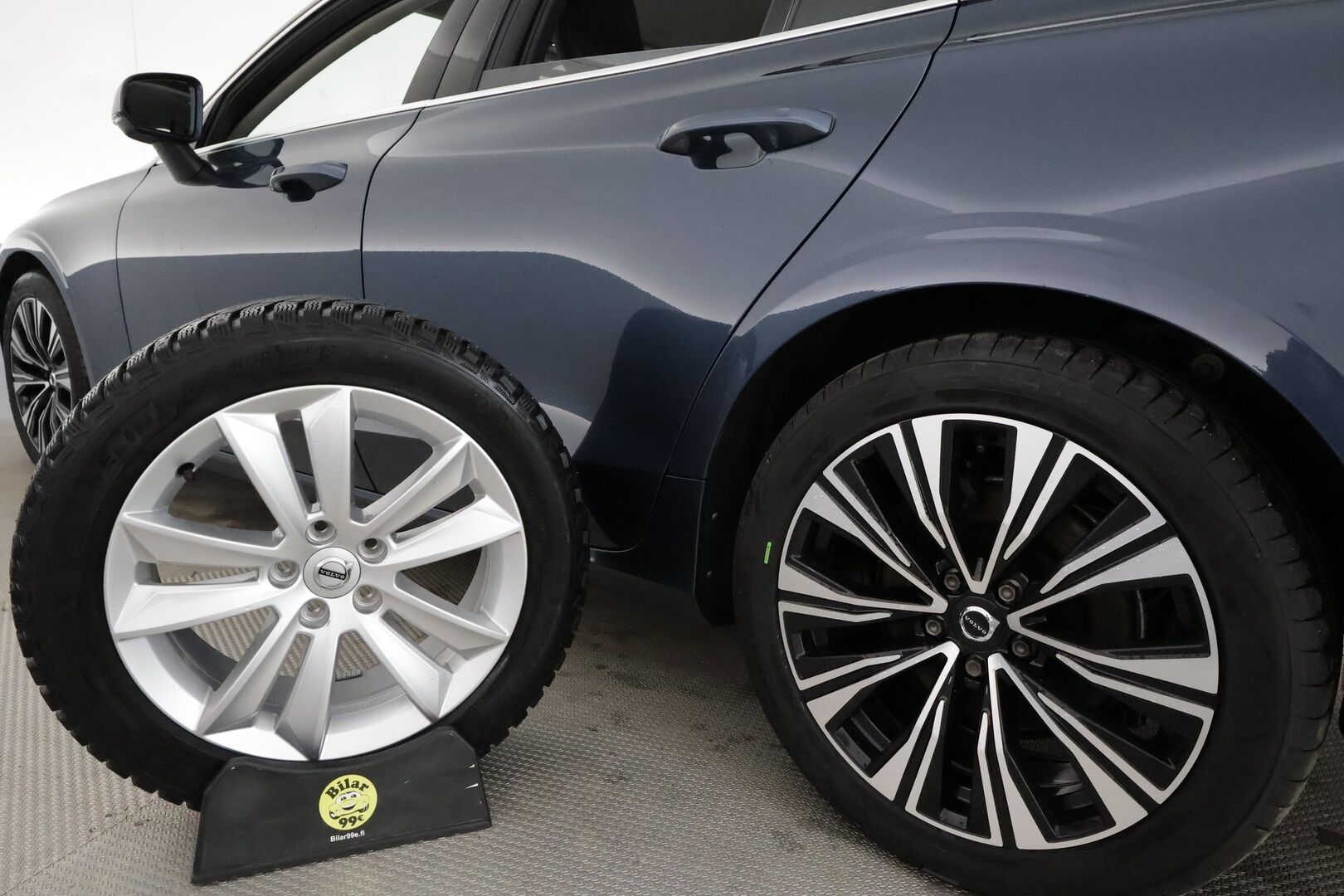 Volvo V60 2023 B3 MHEV Business Plus Bright DCT **Webasto / Koukku / ACC / Full-LED / P.Kamera / Sporttinahat Muistilla / Navi** - 1-om Suomi-auto / Kahdet Renkaat / Merkkihuollettu!