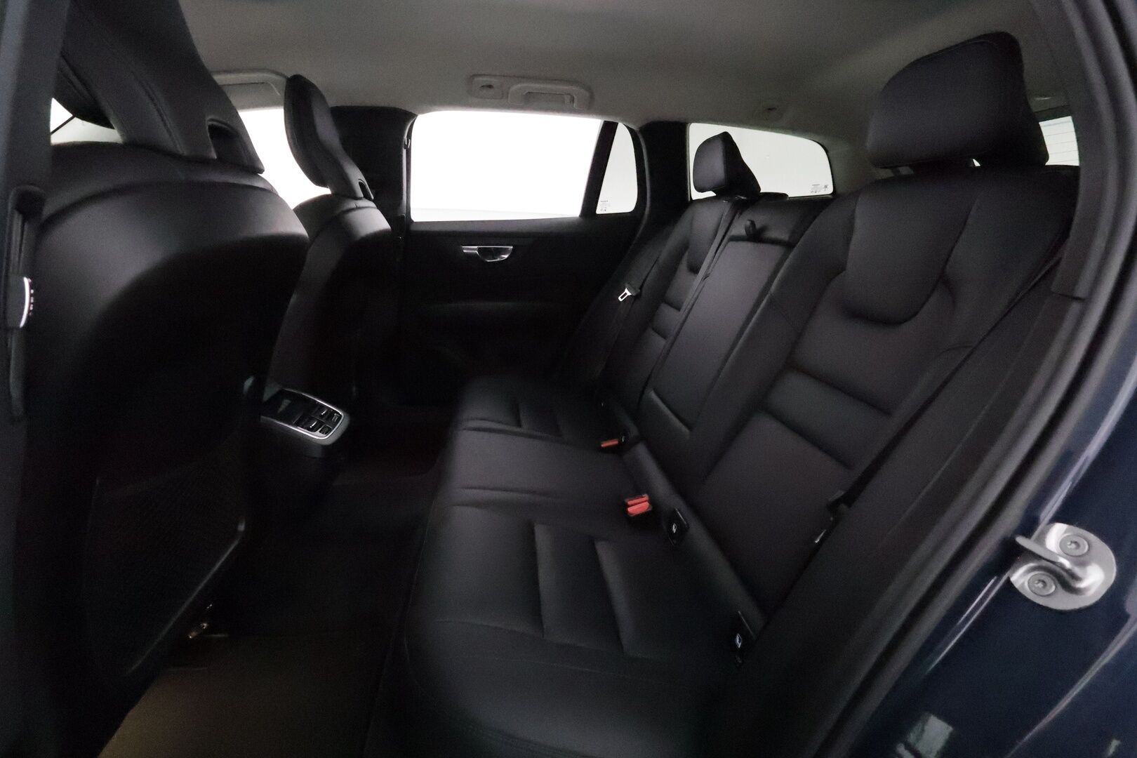 Volvo V60 2023 B3 MHEV Business Plus Bright DCT **Webasto / Koukku / ACC / Full-LED / P.Kamera / Sporttinahat Muistilla / Navi** - 1-om Suomi-auto / Kahdet Renkaat / Merkkihuollettu!