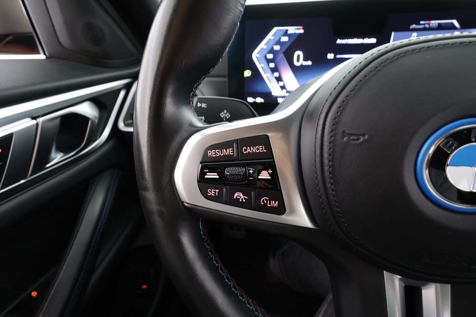 BMW I4 M50 2023 Charged * Suomi-auto / Vakkari / P.kamera / LED / Navi / Hifi / Sporttipenkit / Adapt.alusta * - Akku kuntotarkastettu / Kahdet renkaat aluvanteilla / Merkkihuollettu