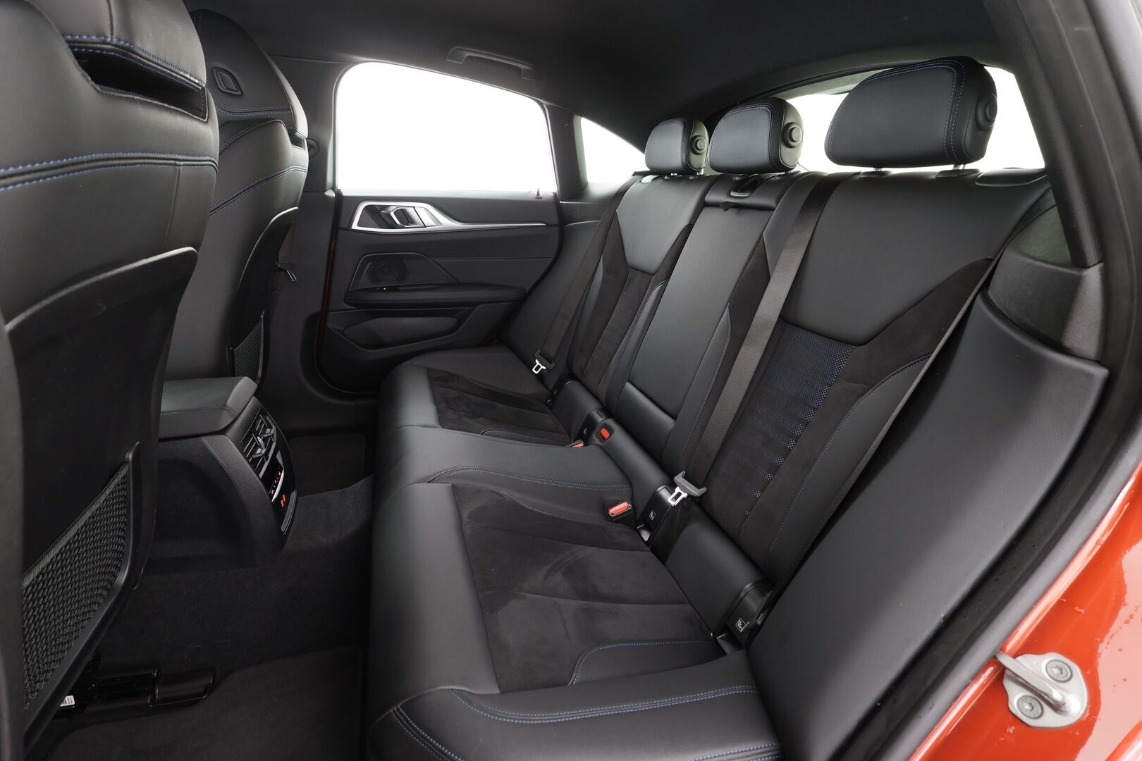 BMW I4 M50 2023 Charged * Suomi-auto / Vakkari / P.kamera / LED / Navi / Hifi / Sporttipenkit / Adapt.alusta * - Akku kuntotarkastettu / Kahdet renkaat aluvanteilla / Merkkihuollettu