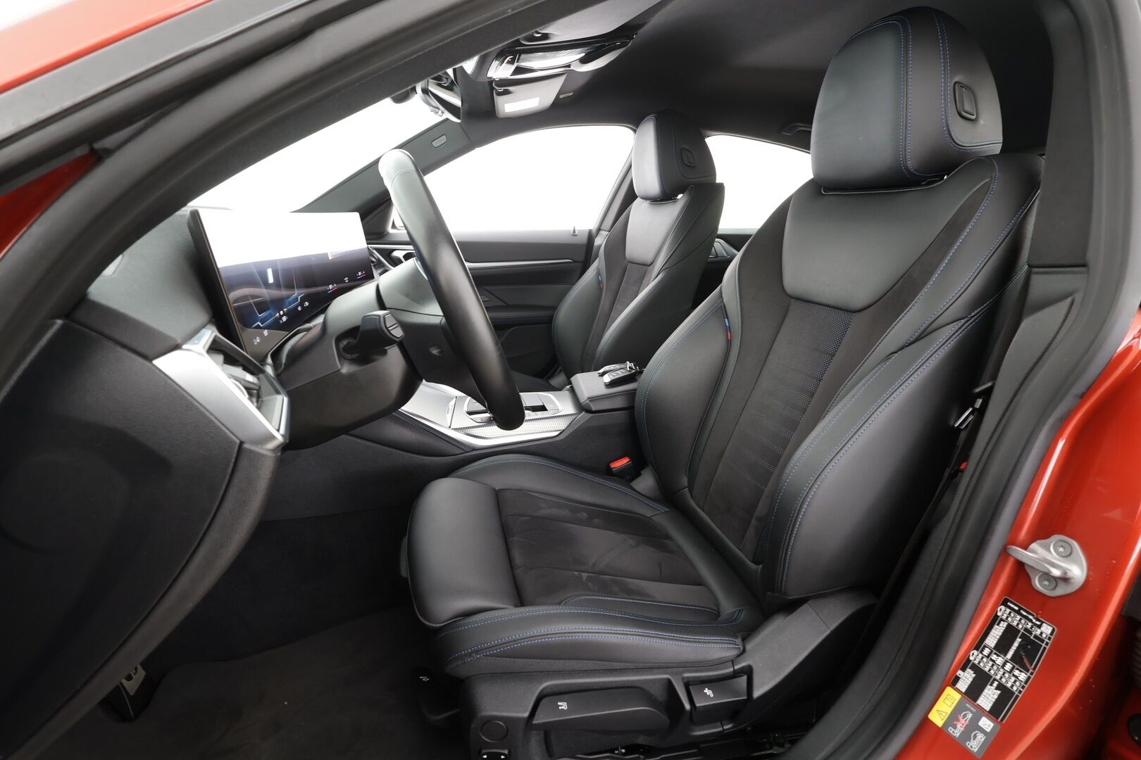 BMW I4 M50 2023 Charged * Suomi-auto / Vakkari / P.kamera / LED / Navi / Hifi / Sporttipenkit / Adapt.alusta * - Akku kuntotarkastettu / Kahdet renkaat aluvanteilla / Merkkihuollettu