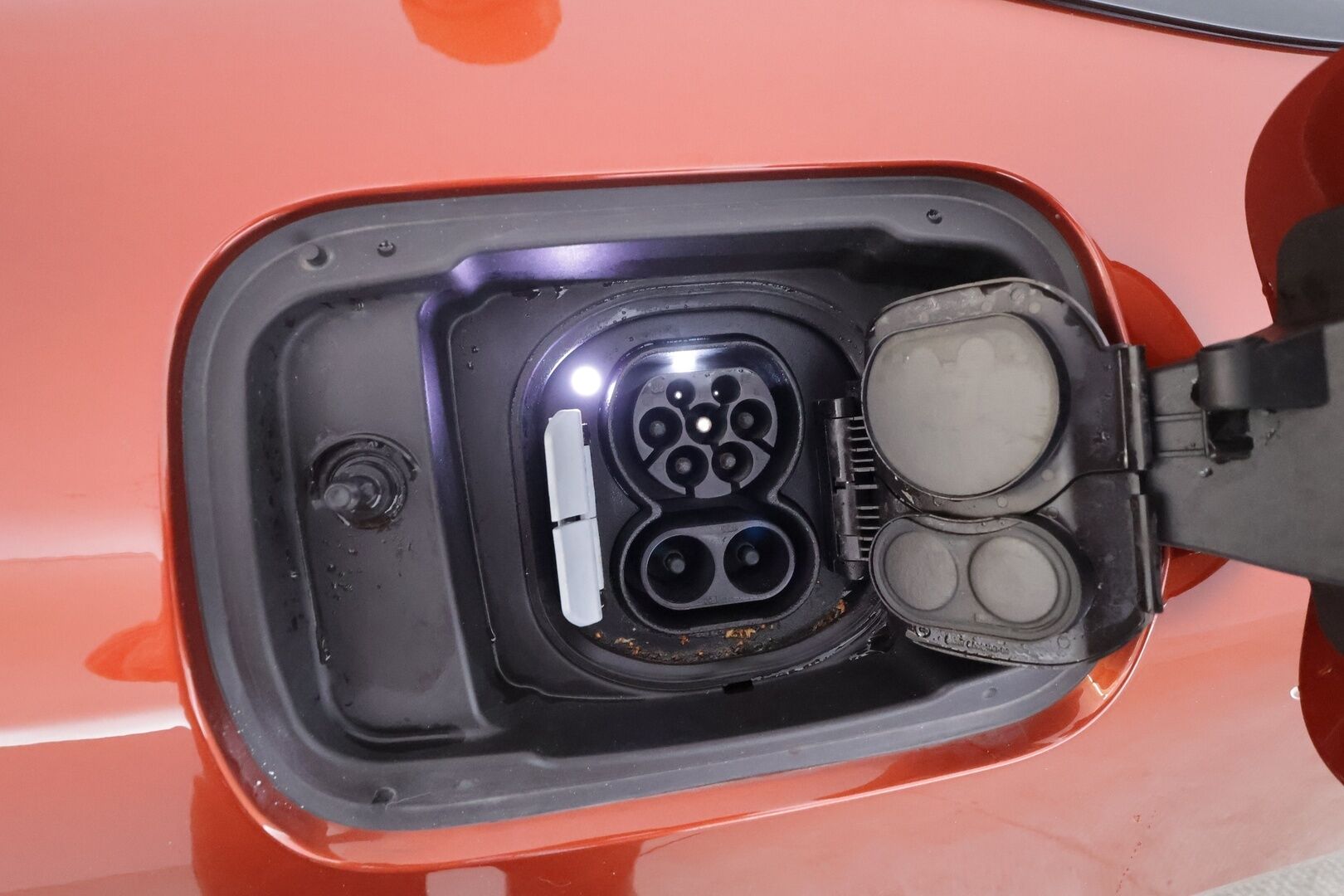 BMW I4 M50 2023 Charged * Suomi-auto / Vakkari / P.kamera / LED / Navi / Hifi / Sporttipenkit / Adapt.alusta * - Akku kuntotarkastettu / Kahdet renkaat aluvanteilla / Merkkihuollettu