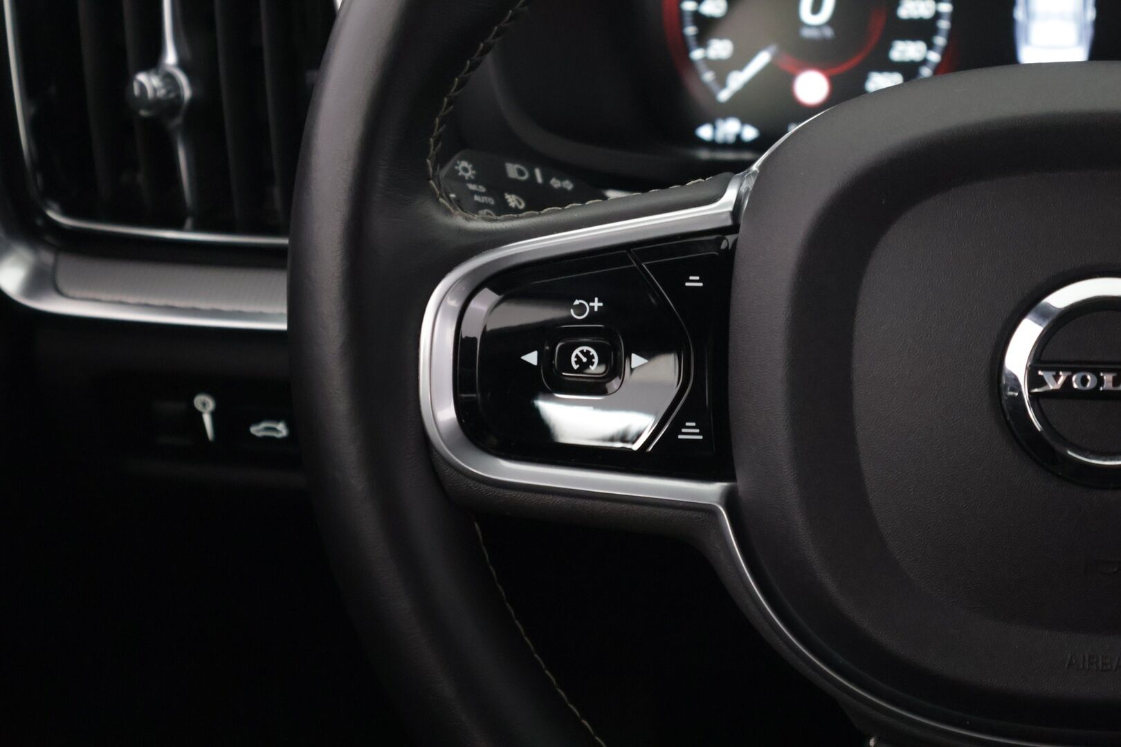 Volvo S60 2020 T8 TwE AWD Business R-Design aut *Pilot assist / HUD / P.kamera / 360 kamera / Muistipenkki kuskille* - *Jakopää tehty 2024 / Huippu siisti*