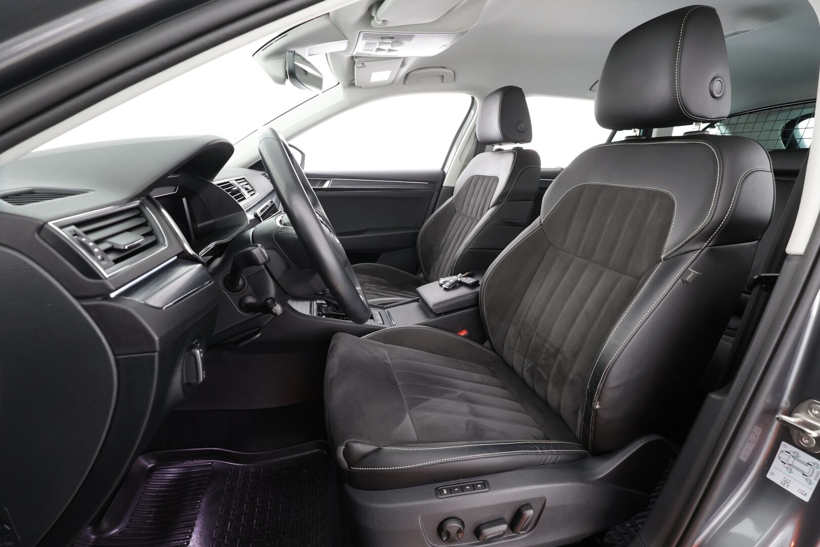 Skoda Superb 2023 Combi 2.0 TDI 200 4x4 Style BusinessLine DSG * Webasto / Koukku / ACC / Matrix-LED / P.Kamera / Muistipenkit / Navi * - Suomi-auto / Kahdet renkaat / Merkkihuollettu! - Osta nyt, maksa vasta ensi vuonna