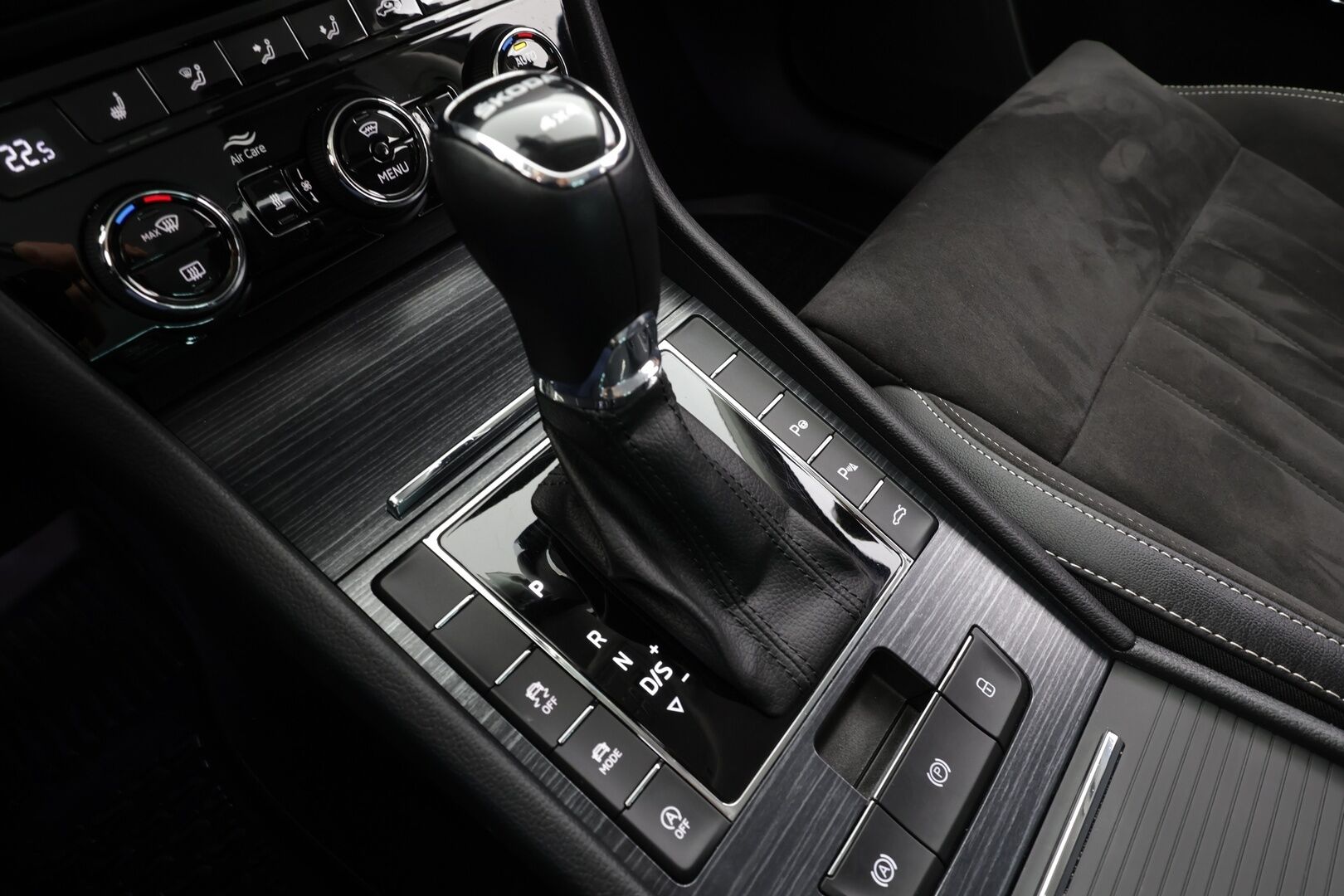 Skoda Superb 2023 Combi 2.0 TDI 200 4x4 Style BusinessLine DSG * Webasto / Koukku / ACC / Matrix-LED / P.Kamera / Muistipenkit / Navi * - Suomi-auto / Kahdet renkaat / Merkkihuollettu! - Osta nyt, maksa vasta ensi vuonna