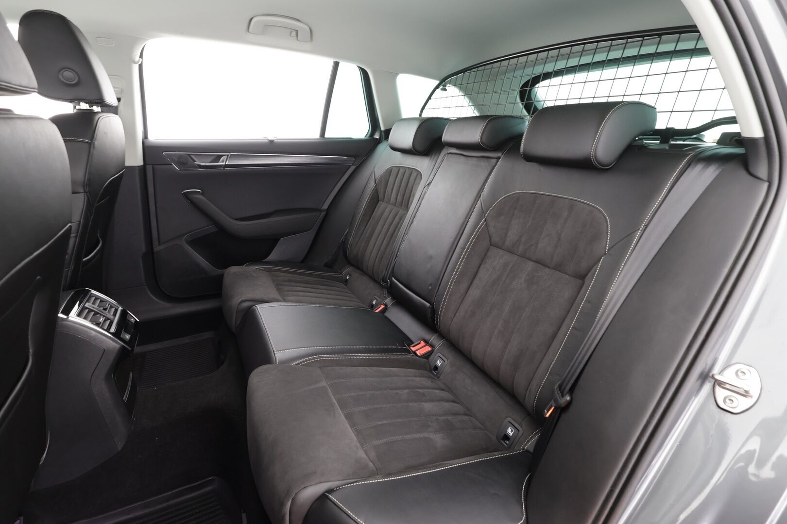 Skoda Superb 2023 Combi 2.0 TDI 200 4x4 Style BusinessLine DSG * Webasto / Koukku / ACC / Matrix-LED / P.Kamera / Muistipenkit / Navi * - Suomi-auto / Kahdet renkaat / Merkkihuollettu! - Osta nyt, maksa vasta ensi vuonna