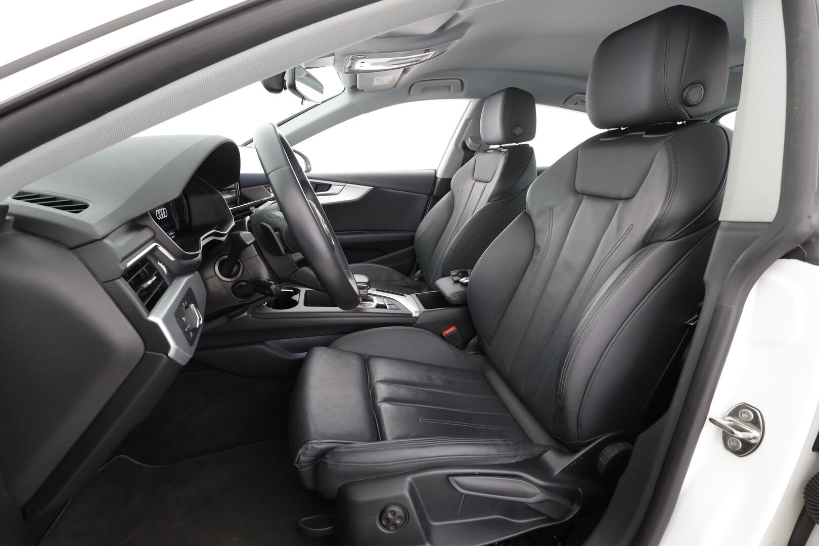 Audi A5 2023 Sportback Progress Plus 35 TFSI MHEV S-tronic * Vakkari / Webasto / Matrix LED / Digimittaristo / P.kamera * - Siistikuntoinen, hyvin varusteltu ja huollettu A5 kaksilla hyväkuntoisilla renkailla! - HULLUT JOULUT KORKOTARJOUS 2,49% 