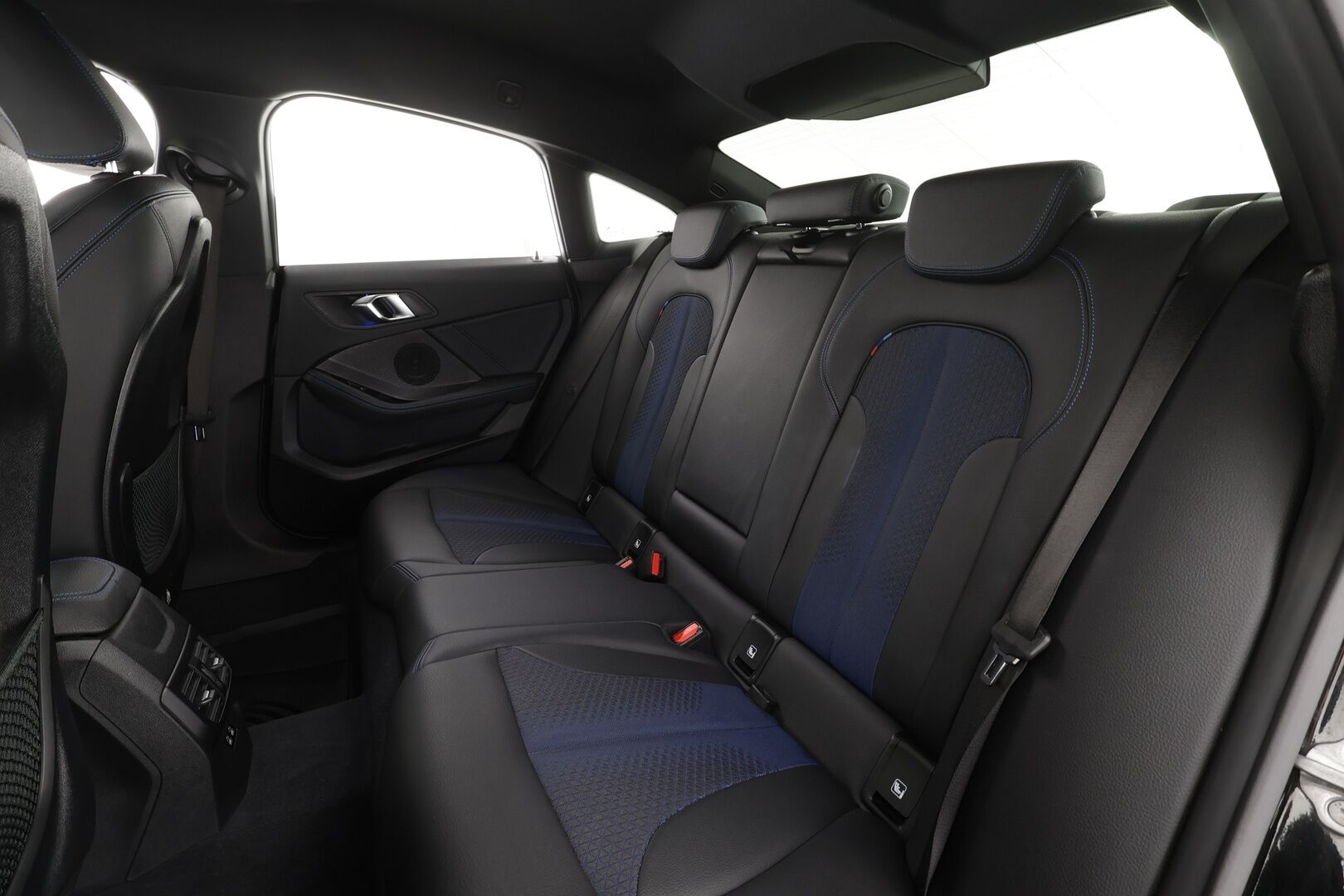 BMW 218 2022 F44 Gran Coupé 218i A Business M Sport * Vakkari / P.kamera / LED / Navi / Koukku / Lohko+Sisä / Puolinahat * - 1.Om Suomi-auto / Kahdet renkaat aluvanteilla / Merkkihuollettu