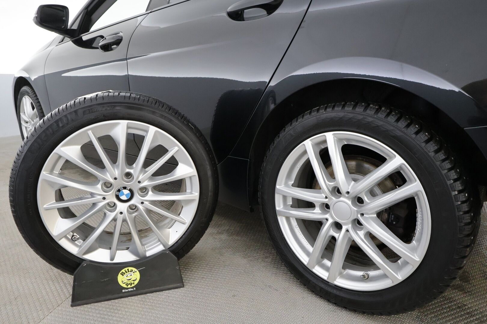 BMW 218 2022 F44 Gran Coupé 218i A Business * 1.Om Suomi-auto / Vakkari / P.kamera / LED / Navi / Digimittaristo / Lohkolämmitin * - Kahdet renkaat aluvanteilla / Merkkihuollettu