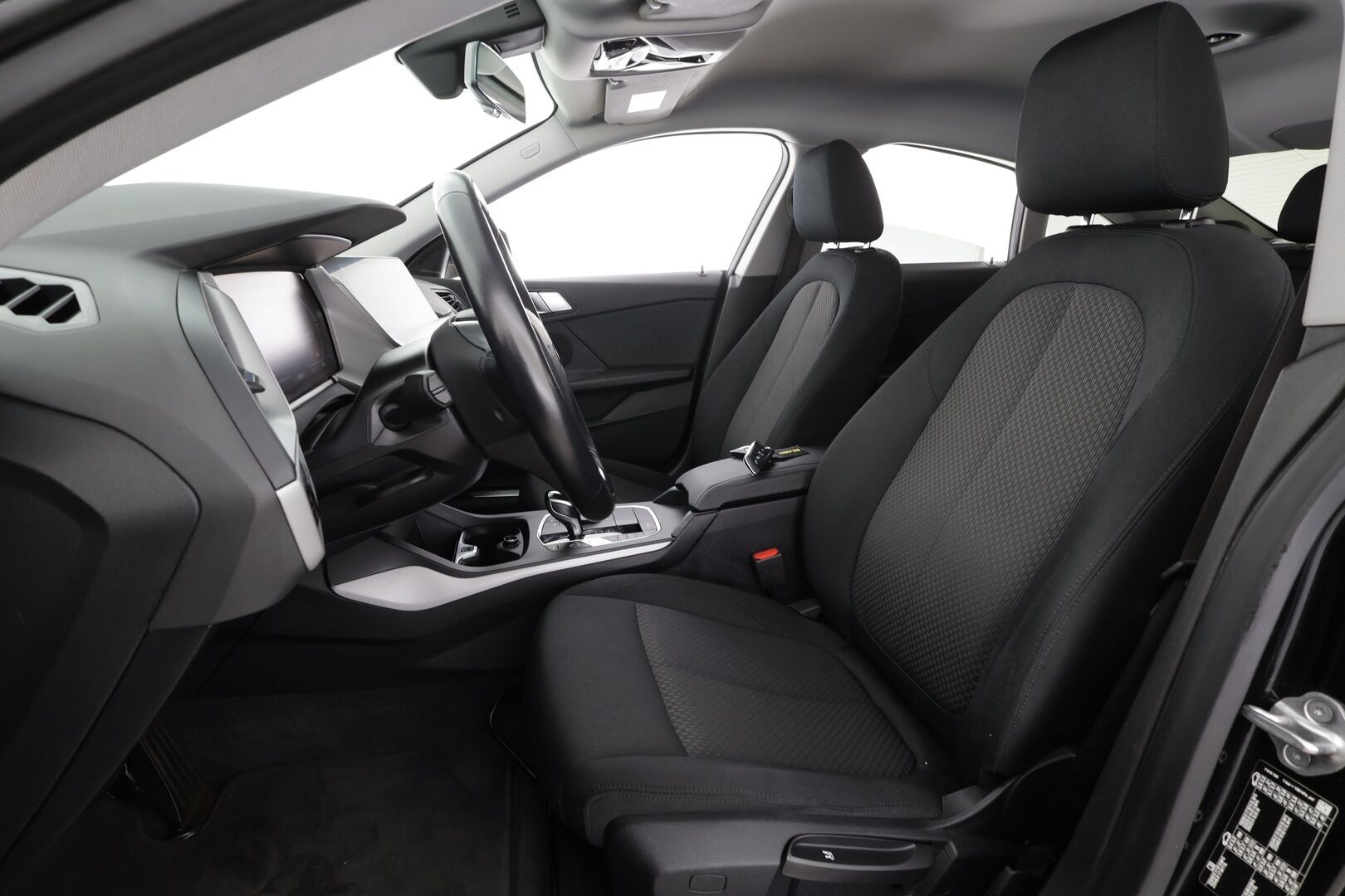 BMW 218 2022 F44 Gran Coupé 218i A Business * 1.Om Suomi-auto / Vakkari / P.kamera / LED / Navi / Digimittaristo / Lohkolämmitin * - Kahdet renkaat aluvanteilla / Merkkihuollettu