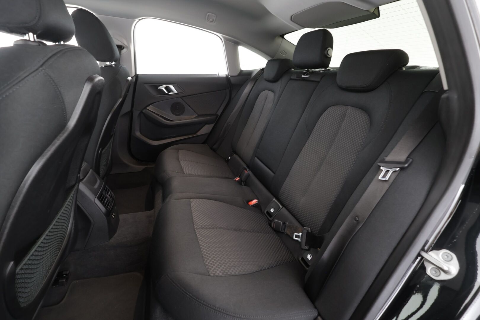 BMW 218 2022 F44 Gran Coupé 218i A Business * 1.Om Suomi-auto / Vakkari / P.kamera / LED / Navi / Digimittaristo / Lohkolämmitin * - Kahdet renkaat aluvanteilla / Merkkihuollettu