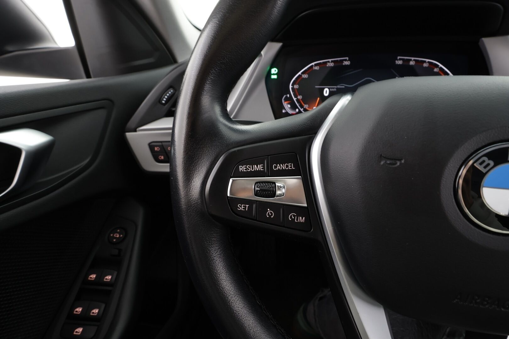 BMW 218 2022 F44 Gran Coupé 218i A Business * 1.Om Suomi-auto / Vakkari / P.kamera / LED / Navi / Digimittaristo / Lohkolämmitin * - Kahdet renkaat aluvanteilla / Merkkihuollettu - HULLUT JOULUT KORKOTARJOUS 2,49% 