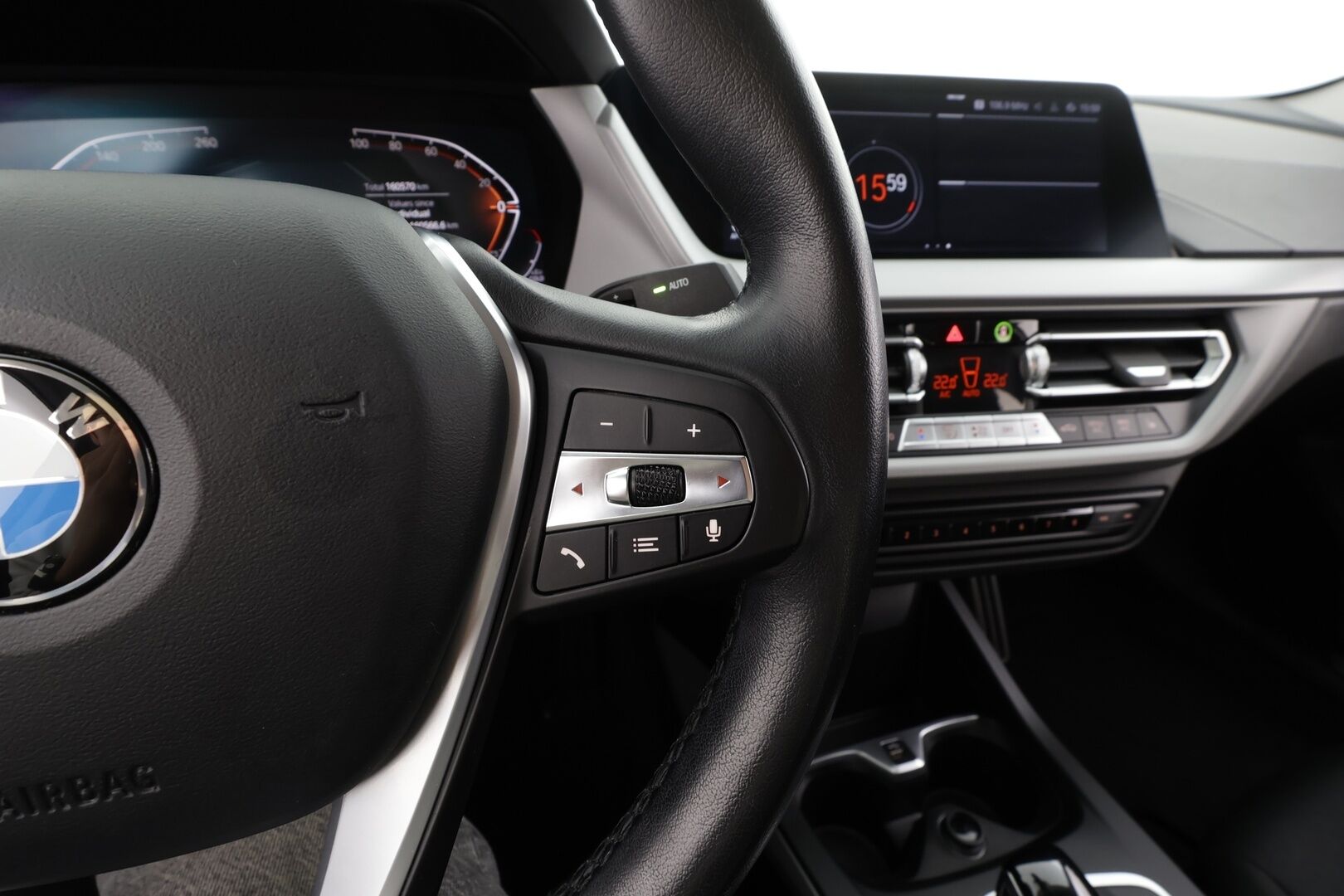 BMW 218 2022 F44 Gran Coupé 218i A Business * 1.Om Suomi-auto / Vakkari / P.kamera / LED / Navi / Digimittaristo / Lohkolämmitin * - Kahdet renkaat aluvanteilla / Merkkihuollettu