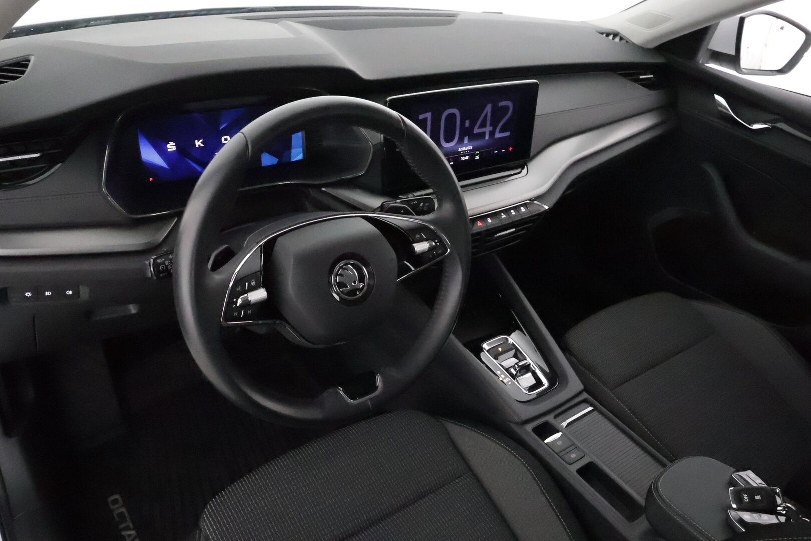 Skoda Octavia 2022 1.0 TSI Ambition eTEC DSG **Webasto / Koukku / LED / P.Tutkat / Digimittaristo / Kaistavahti** - 1-om Suomi-auto / Kahdet Renkaat