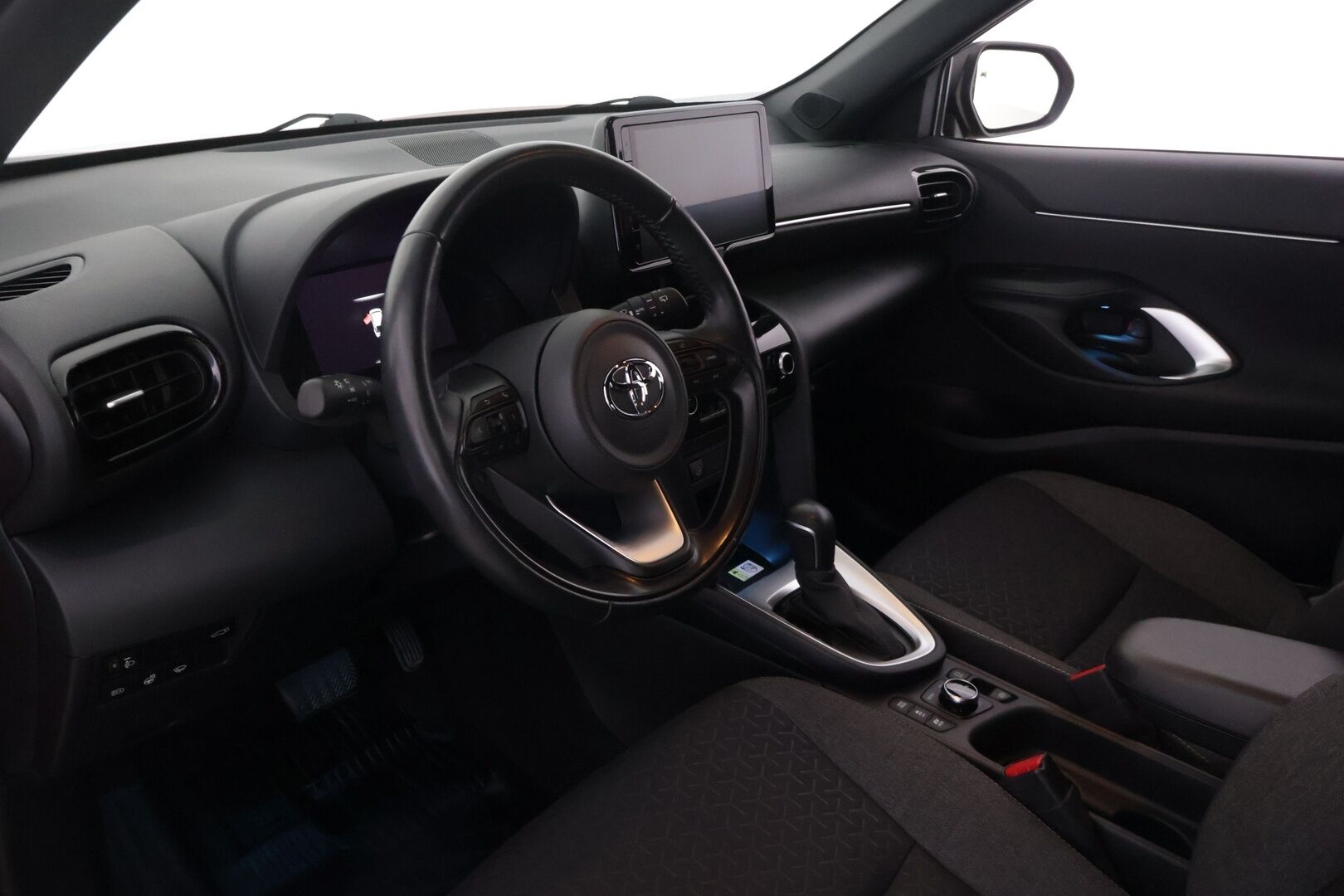 Toyota Yaris Cross 2022 1,5 Hybrid AWD-i Intense - Suomi-auto | Merkkihuollettu | P-Kamera | Mukautuva vakionopeudensäädin | Lohkolämmitin | Keyless | Apple&Android |