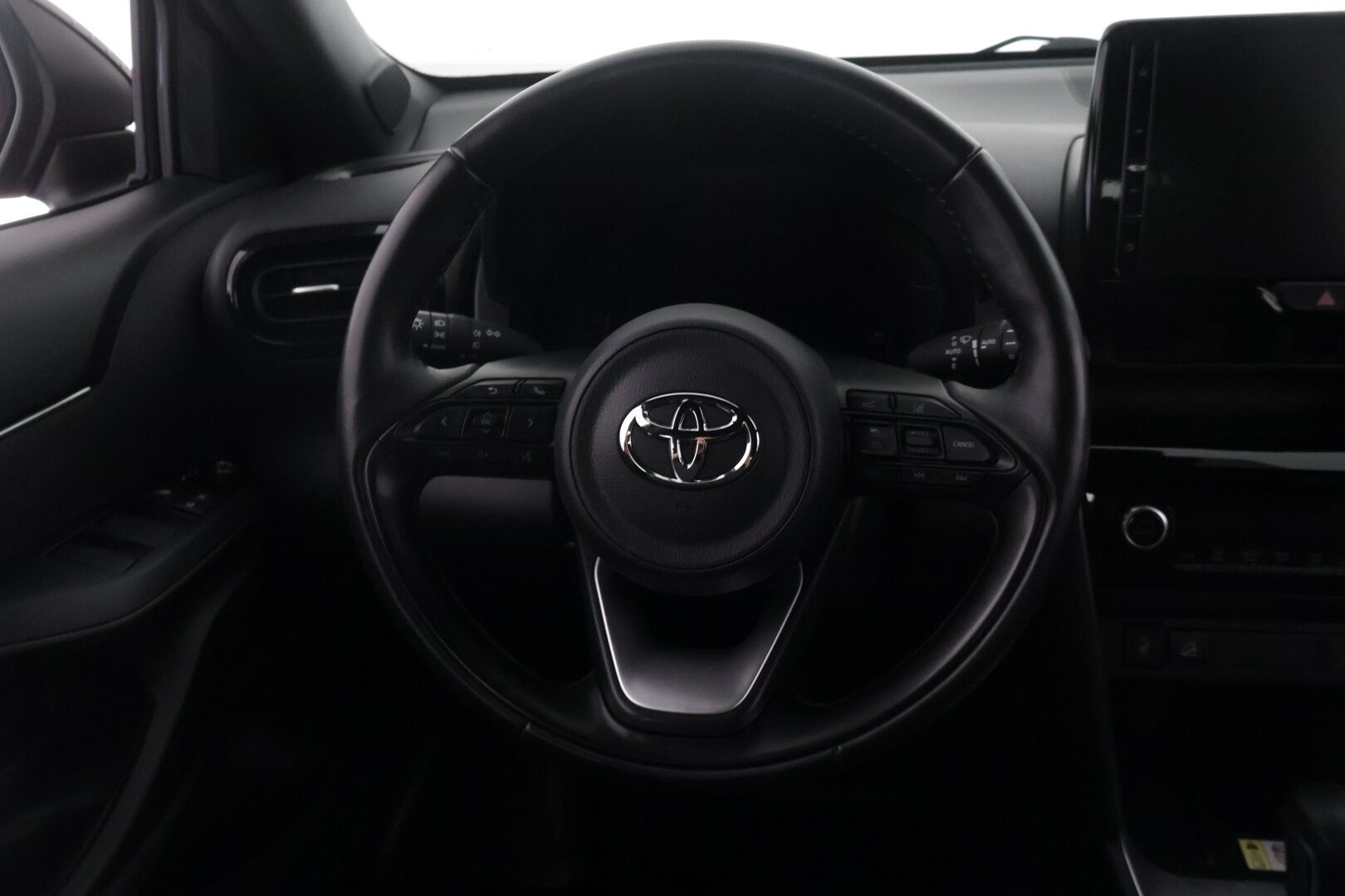Toyota Yaris Cross 2022 1,5 Hybrid AWD-i Intense - Suomi-auto | Merkkihuollettu | P-Kamera | Mukautuva vakionopeudensäädin | Lohkolämmitin | Keyless | Apple&Android |