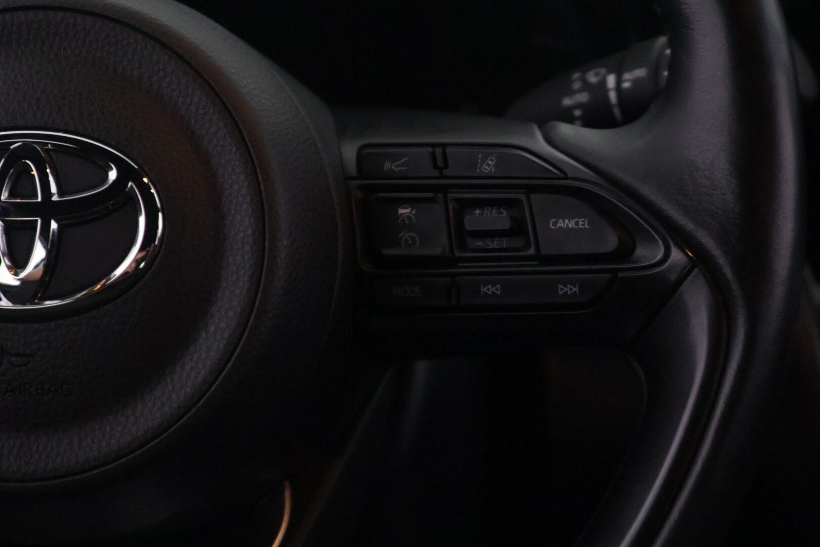 Toyota Yaris Cross 2022 1,5 Hybrid AWD-i Intense - Suomi-auto | Merkkihuollettu | P-Kamera | Mukautuva vakionopeudensäädin | Lohkolämmitin | Keyless | Apple&Android |