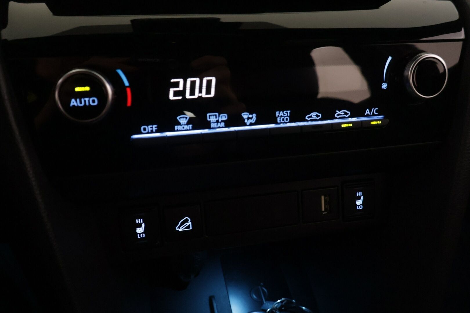 Toyota Yaris Cross 2022 1,5 Hybrid AWD-i Intense - Suomi-auto | Merkkihuollettu | P-Kamera | Mukautuva vakionopeudensäädin | Lohkolämmitin | Keyless | Apple&Android |