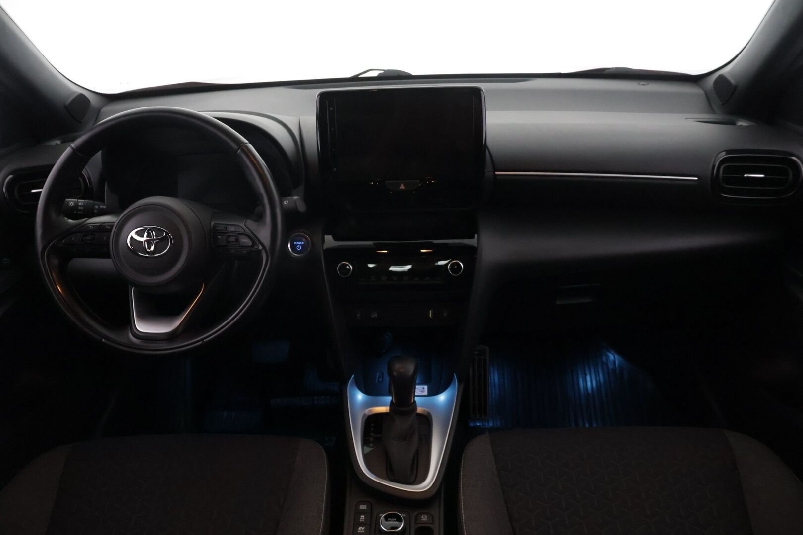 Toyota Yaris Cross 2022 1,5 Hybrid AWD-i Intense - Suomi-auto | Merkkihuollettu | P-Kamera | Mukautuva vakionopeudensäädin | Lohkolämmitin | Keyless | Apple&Android |