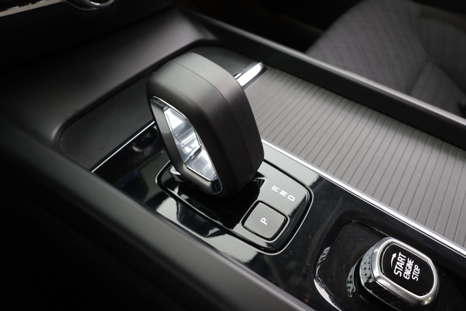 Volvo V60 Cross Country 2023 B4 AWD D-MHEV Business Core aut * ACC / P.tutka / Webasto / LED / Navi / Koukku / Sähköluukku / Facelift / BLIS * - 1.Om Suomi-auto / Kahdet renkaat aluvanteilla - HULLUT BLACKWEEK JATKOT - KORKOTARJOUS 2,49%