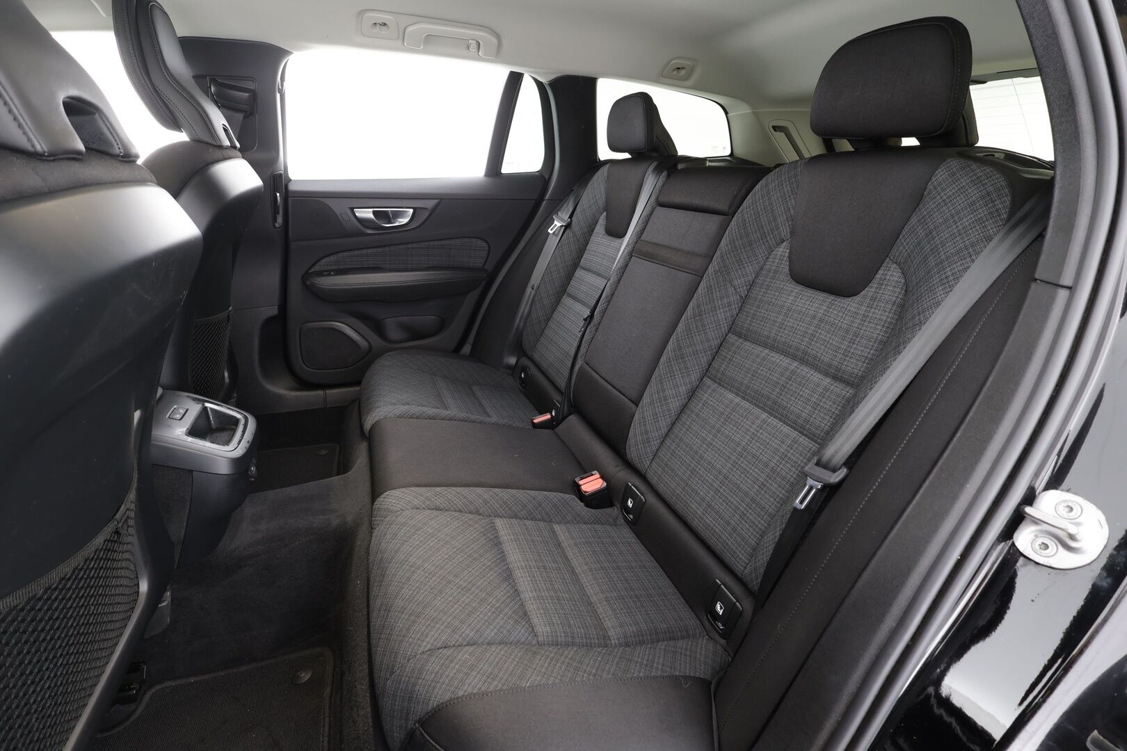 Volvo V60 Cross Country 2023 B4 AWD D-MHEV Business Core aut *ACC / P.tutka / Webasto / LED / Navi / Koukku / Sähköluukku / Facelift / BLIS* - 1.OM Suomi-auto / 2x Renkaat ja vanteet!