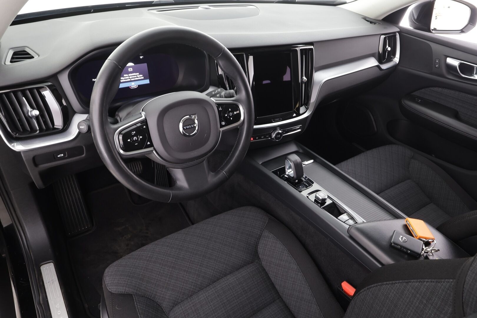 Volvo V60 Cross Country 2023 B4 AWD D-MHEV Business Core aut *ACC / P.tutka / Webasto / LED / Navi / Koukku / Sähköluukku / Facelift / BLIS* - 1.OM Suomi-auto / 2x Renkaat ja vanteet!