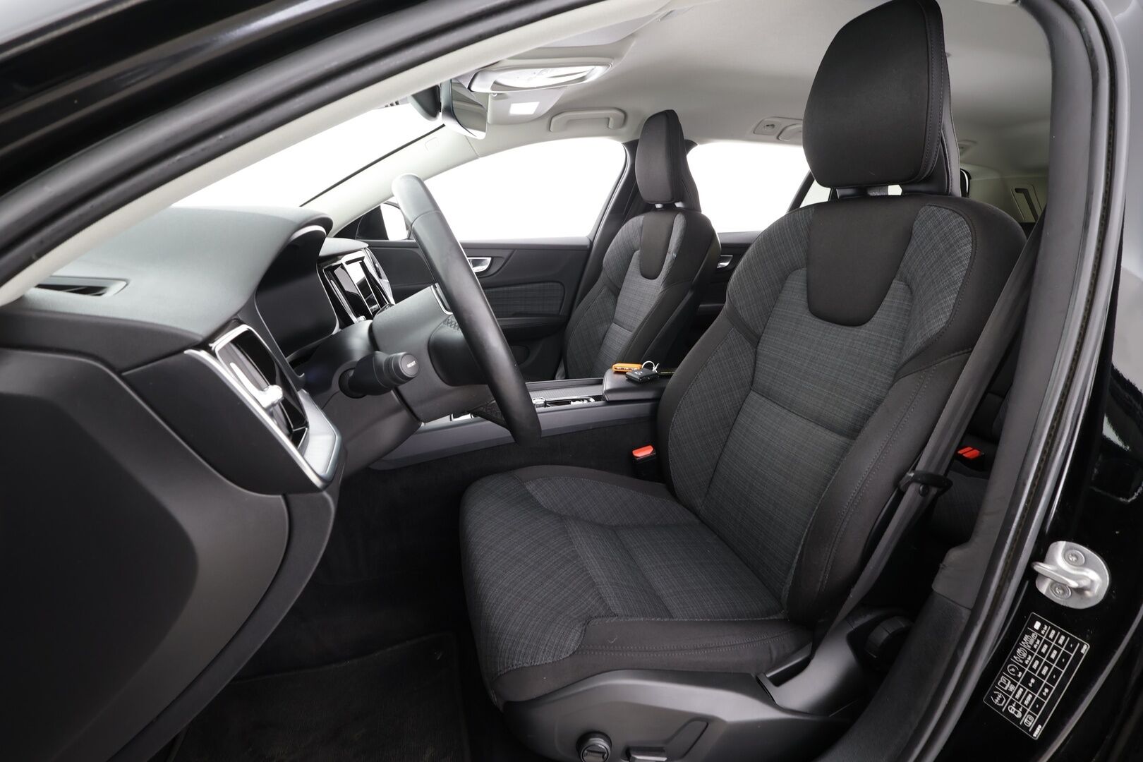 Volvo V60 Cross Country 2023 B4 AWD D-MHEV Business Core aut *ACC / P.tutka / Webasto / LED / Navi / Koukku / Sähköluukku / Facelift / BLIS* - 1.OM Suomi-auto / 2x Renkaat ja vanteet!