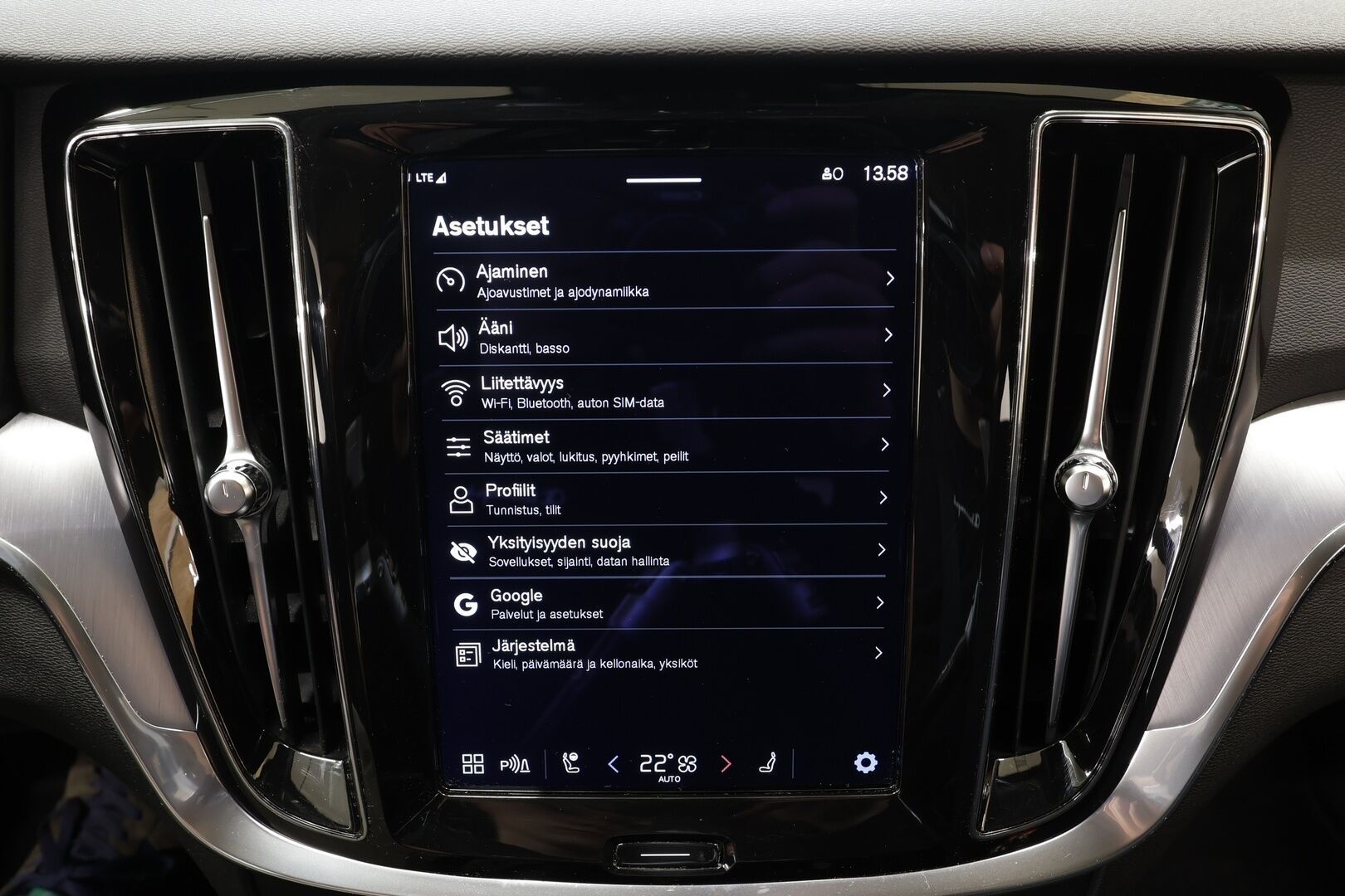 Volvo V60 Cross Country 2023 B4 AWD D-MHEV Business Core aut *ACC / P.tutka / Webasto / LED / Navi / Koukku / Sähköluukku / Facelift / BLIS* - 1.OM Suomi-auto / 2x Renkaat ja vanteet!