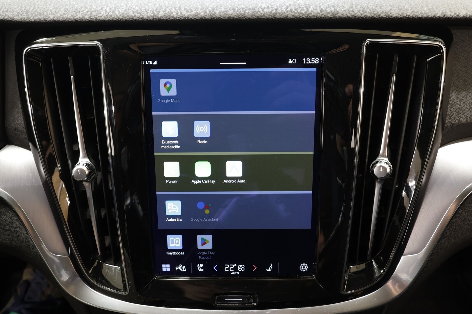 Volvo V60 Cross Country 2023 B4 AWD D-MHEV Business Core aut * ACC / P.tutka / Webasto / LED / Navi / Koukku / Sähköluukku / Facelift / BLIS * - 1.Om Suomi-auto / Kahdet renkaat aluvanteilla - HULLUT BLACKWEEK JATKOT - KORKOTARJOUS 2,49%