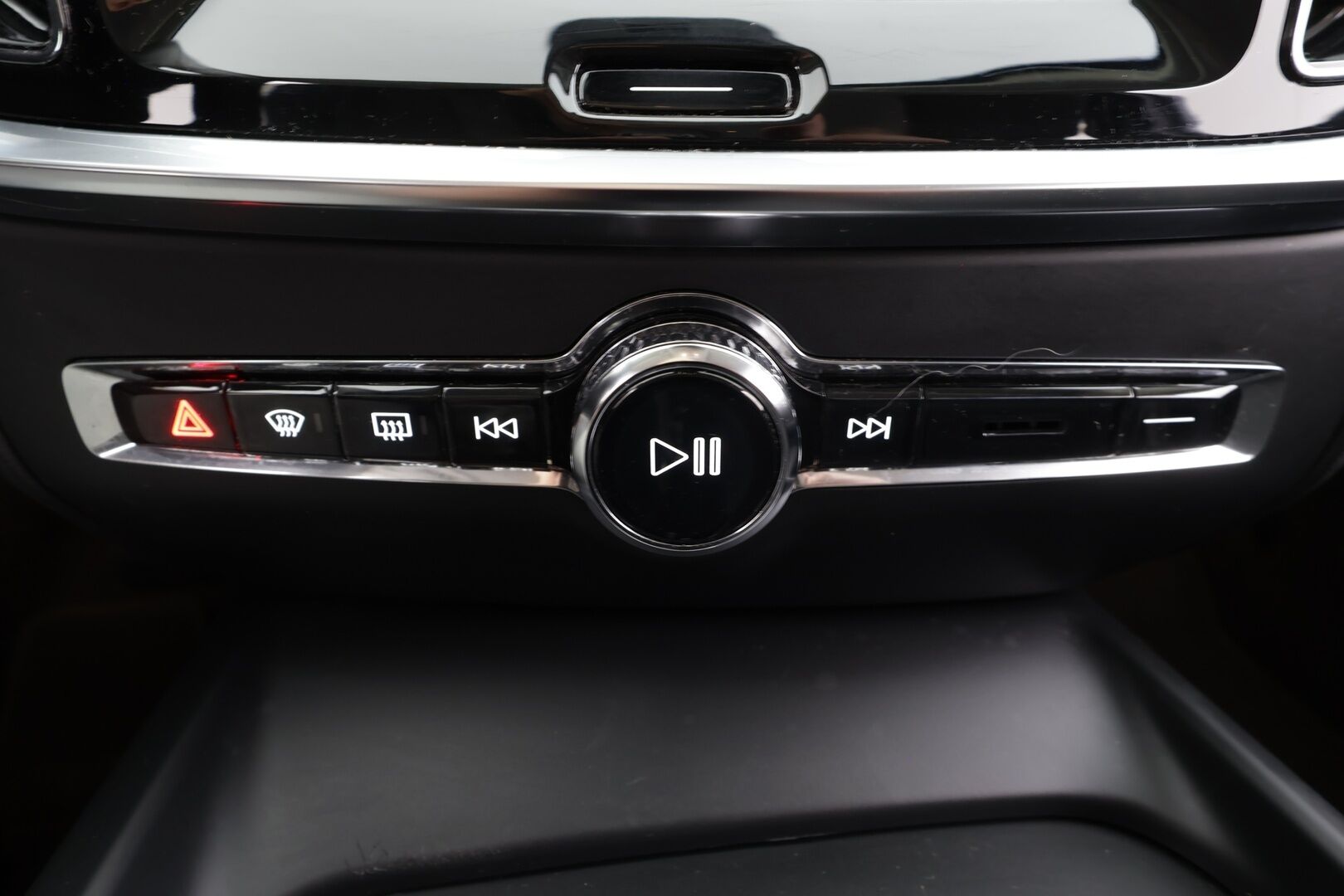 Volvo V60 Cross Country 2023 B4 AWD D-MHEV Business Core aut * ACC / P.tutka / Webasto / LED / Navi / Koukku / Sähköluukku / Facelift / BLIS * - 1.Om Suomi-auto / Kahdet renkaat aluvanteilla - HULLUT BLACKWEEK JATKOT - KORKOTARJOUS 2,49%