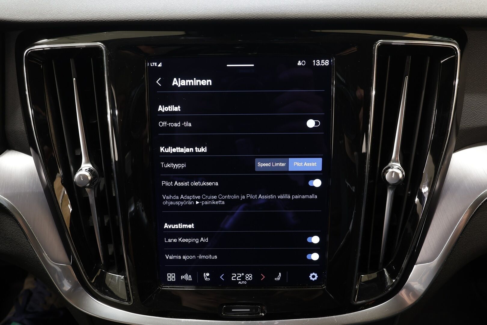 Volvo V60 Cross Country 2023 B4 AWD D-MHEV Business Core aut * ACC / P.tutka / Webasto / LED / Navi / Koukku / Sähköluukku / Facelift / BLIS * - 1.Om Suomi-auto / Kahdet renkaat aluvanteilla - HULLUT BLACKWEEK JATKOT - KORKOTARJOUS 2,49%