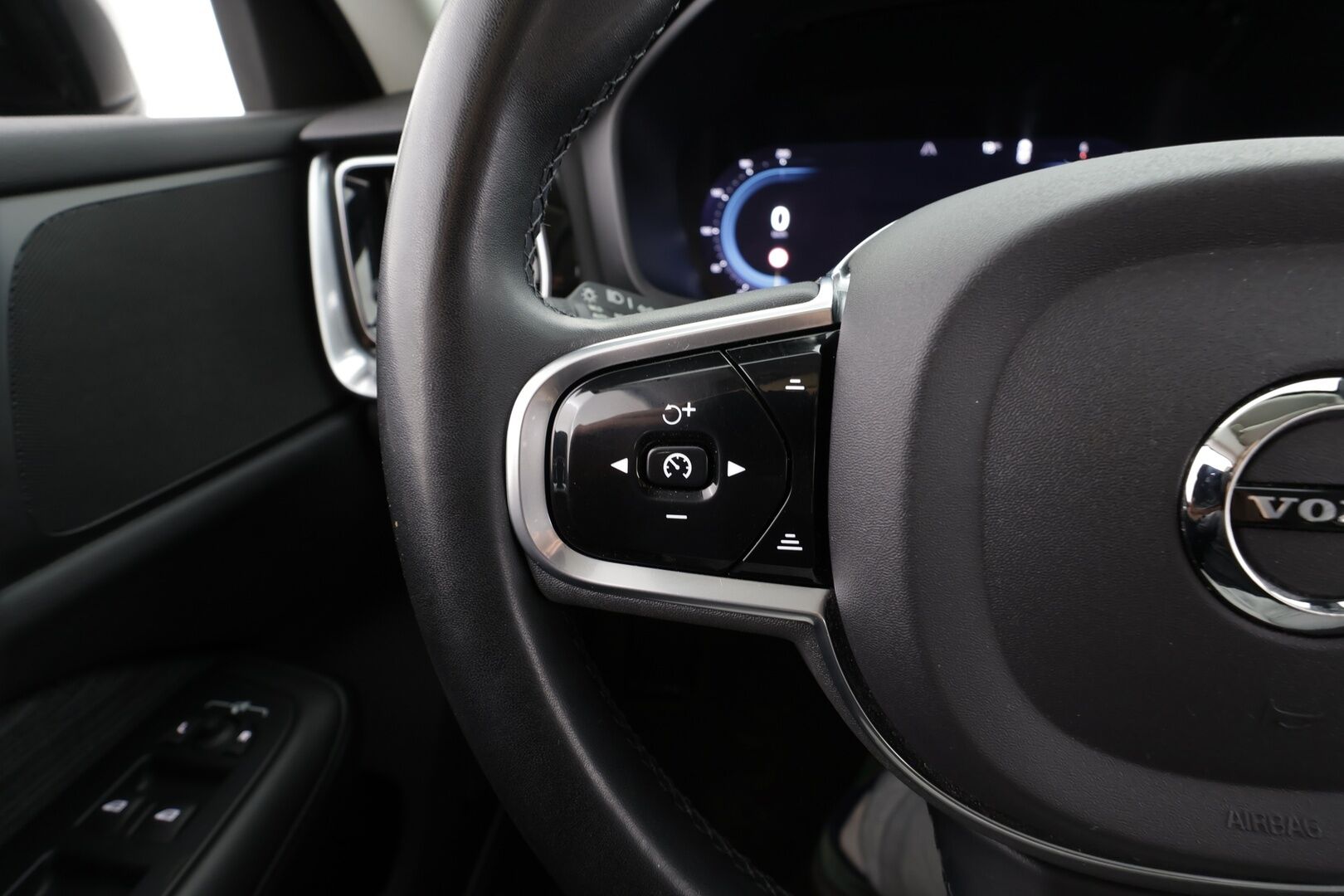 Volvo V60 Cross Country 2023 B4 AWD D-MHEV Business Core aut * ACC / P.tutka / Webasto / LED / Navi / Koukku / Sähköluukku / Facelift / BLIS * - 1.Om Suomi-auto / Kahdet renkaat aluvanteilla - HULLUT BLACKWEEK JATKOT - KORKOTARJOUS 2,49%