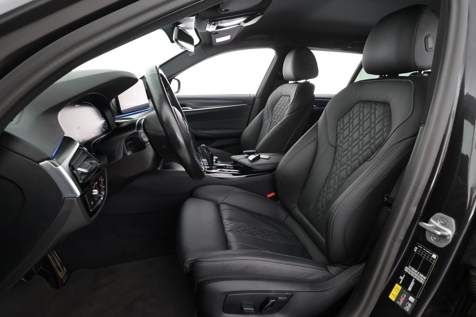 BMW 530 2023 G31 Touring A Charged Edition M Sport * ACC / P.kamera / Adapt.LED / Hifi / Comfort Access / Navi / Sporttinahat * - 1.Om Suomi-auto / Kahdet renkaat aluvanteilla / Merkkihuollettu - HULLUT AVAJAISHULINAT KORKOTARJOUS 3,29 %