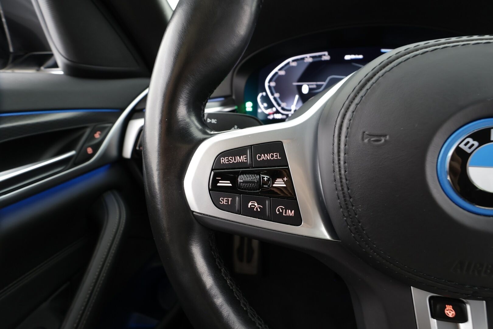 BMW 530 2023 G31 Touring A Charged Edition M Sport * ACC / P.kamera / Adapt.LED / Hifi / Comfort Access / Navi / Sporttinahat * - 1.Om Suomi-auto / Kahdet renkaat aluvanteilla / Merkkihuollettu