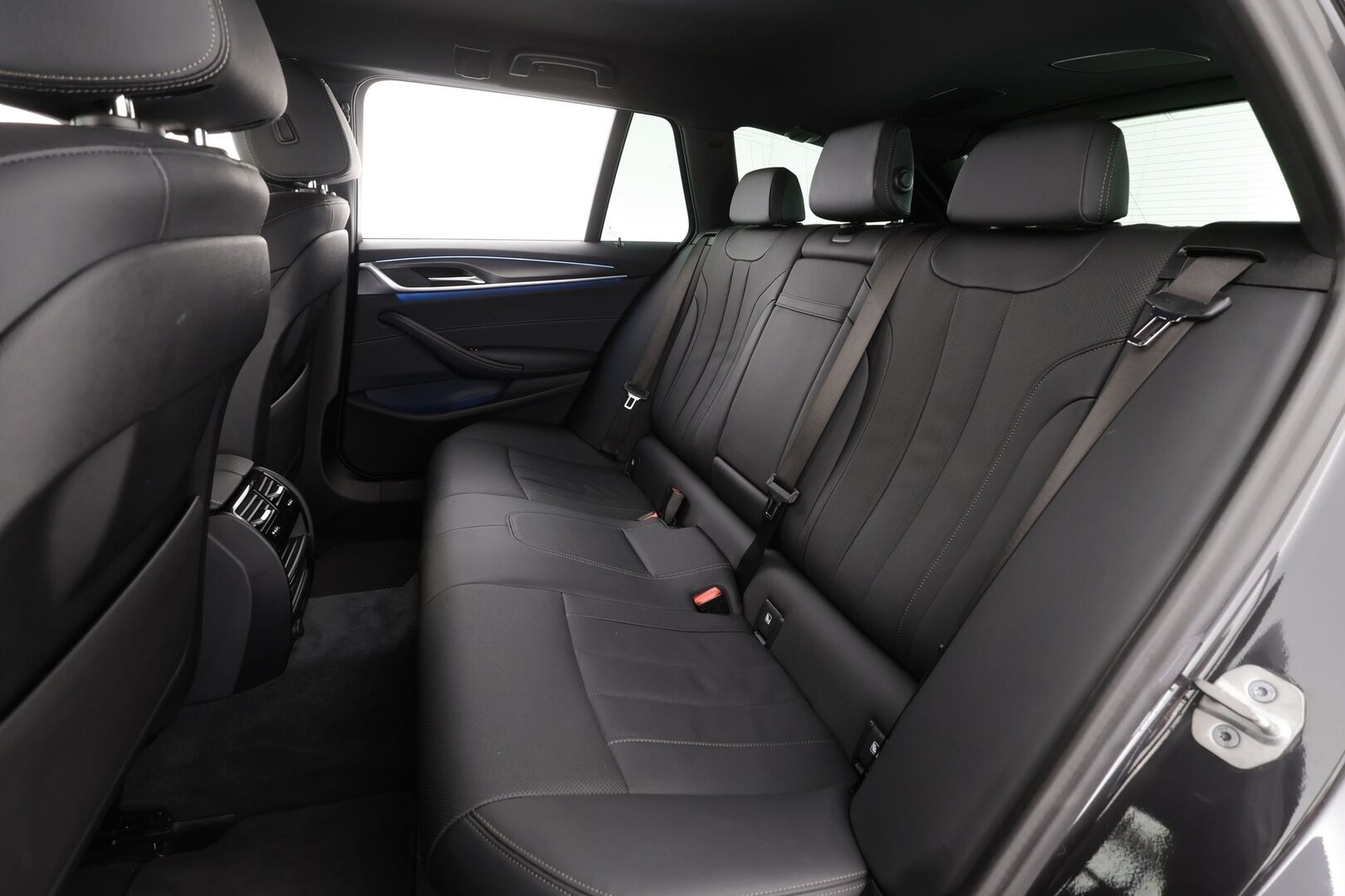 BMW 530 2023 G31 Touring A Charged Edition M Sport * ACC / P.kamera / Adapt.LED / Hifi / Comfort Access / Navi / Sporttinahat * - 1.Om Suomi-auto / Kahdet renkaat aluvanteilla / Merkkihuollettu - HULLUT AVAJAISHULINAT KORKOTARJOUS 3,29 %