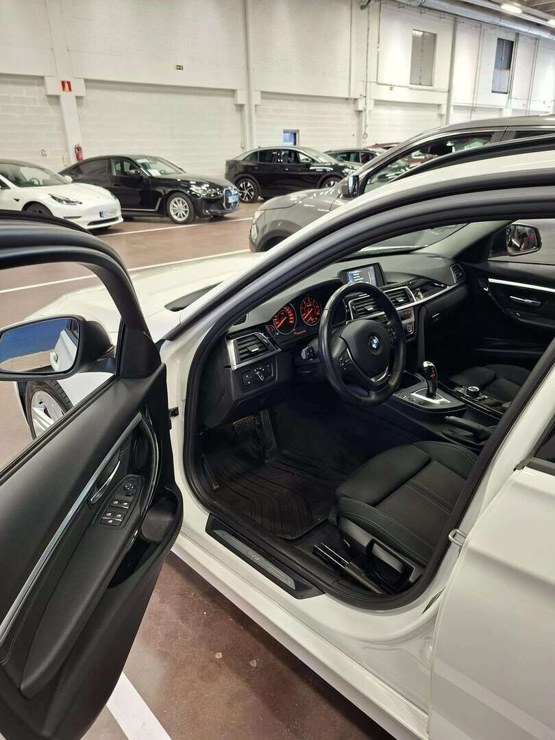 BMW 320 2017 320d xDrive Farmari (AC) 4ov 1995cm3 A - | Sport - Line | Neliveto | Kahdet renkaat alumiinivanteilla | BMW - LED | Sport penkit | Vakionopeudensäädin | 