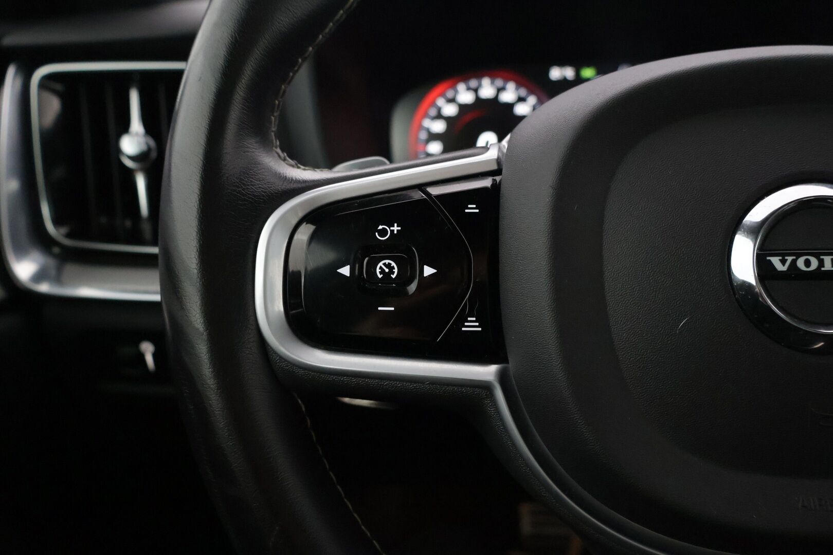 Volvo V60 2020 T6 TwE AWD R-Design ** B&W / Panorama / Taittuva Koukku / HUD** - **Kahdet Renkaat / Jakopää 09/2025 / Sähköinen takaluukku / Puolinahat / Juuri huollettu / **