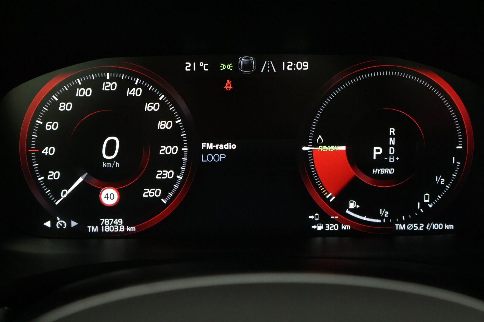 Volvo V60 2020 T6 TwE AWD R-Design ** B&W / Panorama / Taittuva Koukku / HUD** - **Kahdet Renkaat / Jakopää 09/2025 / Sähköinen takaluukku / Puolinahat / Juuri huollettu / **