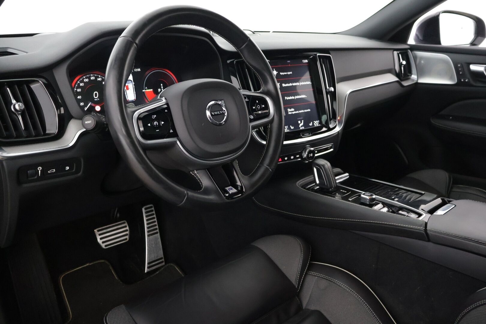 Volvo V60 2020 T6 TwE AWD R-Design ** B&W / Panorama / Taittuva Koukku / HUD** - **Kahdet Renkaat / Jakopää 09/2025 / Sähköinen takaluukku / Puolinahat / Juuri huollettu / **