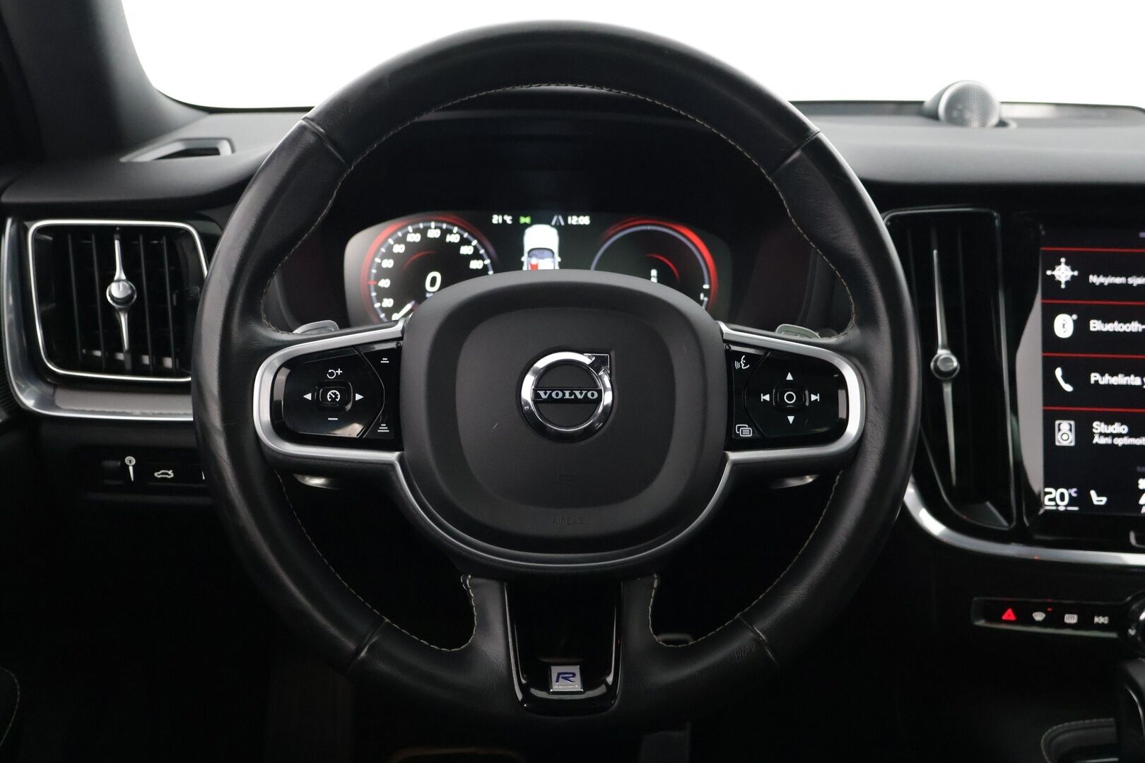 Volvo V60 2020 T6 TwE AWD R-Design ** B&W / Panorama / Taittuva Koukku / HUD** - **Kahdet Renkaat / Jakopää 09/2025 / Sähköinen takaluukku / Puolinahat / Juuri huollettu / **