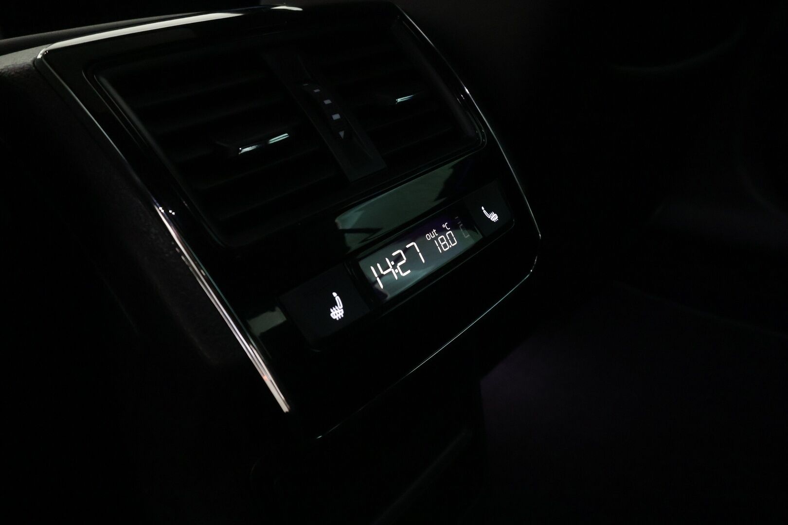Skoda Superb 2023 1.4 TSI PHEV SportLine iV DSG Autom. - | ACC | Webasto | Koukku | Matrix-LED | 360-Kamera | Muistipenkit | Kattoluukku | Puolinahat | Apple&Android | Suomi-auto | Kahdet Renkaat | Merkkihuollettu |
