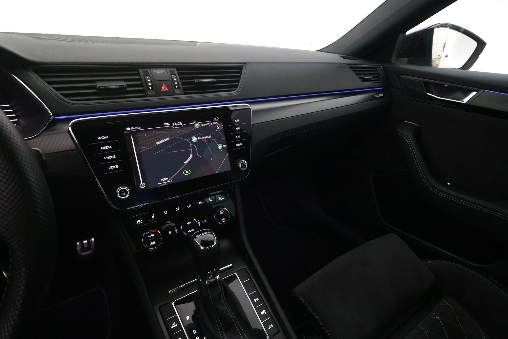 Skoda Superb 2023 1.4 TSI PHEV SportLine iV DSG Autom. - | ACC | Webasto | Koukku | Matrix-LED | 360-Kamera | Muistipenkit | Kattoluukku | Puolinahat | Apple&Android | Suomi-auto | Kahdet Renkaat | Merkkihuollettu |